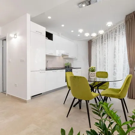 Amadeo Apartment Split